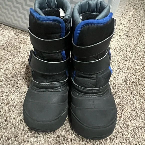Toddler size 9 snow boots - Picture 2 of 8